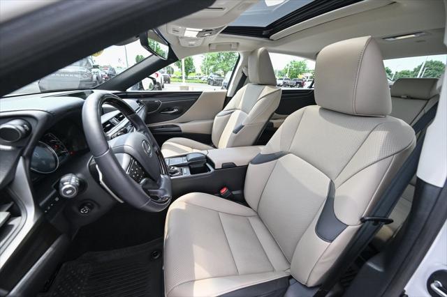 Photo of 2019 Eminent White Pearl Lexus ES 350