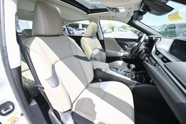 Photo of 2019 Eminent White Pearl Lexus ES 350