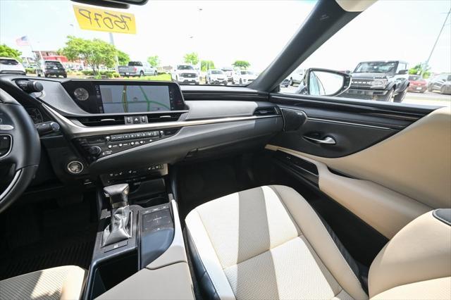 Photo of 2019 Eminent White Pearl Lexus ES 350