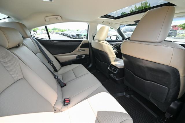 Photo of 2019 Eminent White Pearl Lexus ES 350