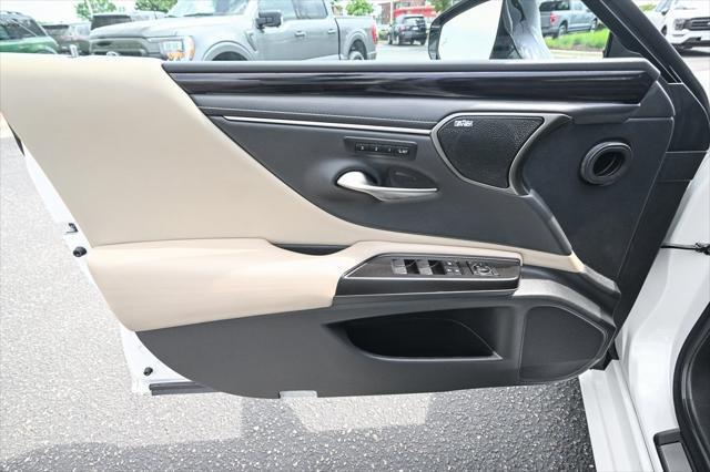 Photo of 2019 Eminent White Pearl Lexus ES 350