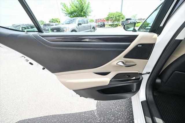 Photo of 2019 Eminent White Pearl Lexus ES 350