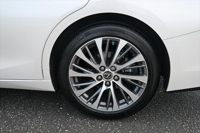 Photo of 2019 Eminent White Pearl Lexus ES 350