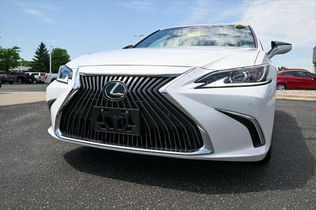 Photo of 2019 Eminent White Pearl Lexus ES 350