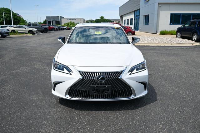 Photo of 2019 Eminent White Pearl Lexus ES 350