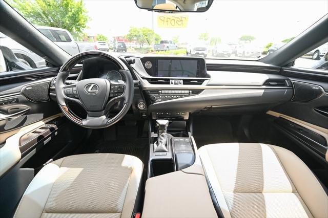 Photo of 2019 Eminent White Pearl Lexus ES 350