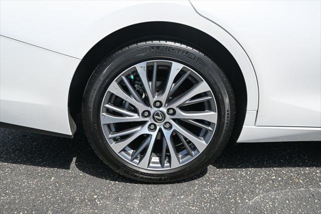 Photo of 2019 Eminent White Pearl Lexus ES 350