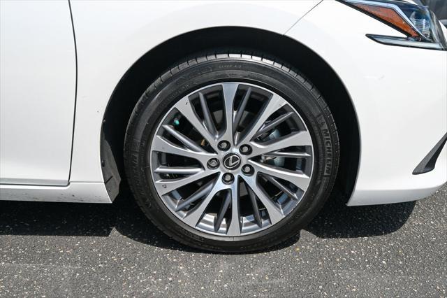 Photo of 2019 Eminent White Pearl Lexus ES 350
