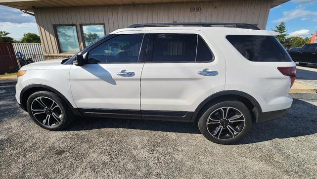 Photo of 2013 White Ford Explorer