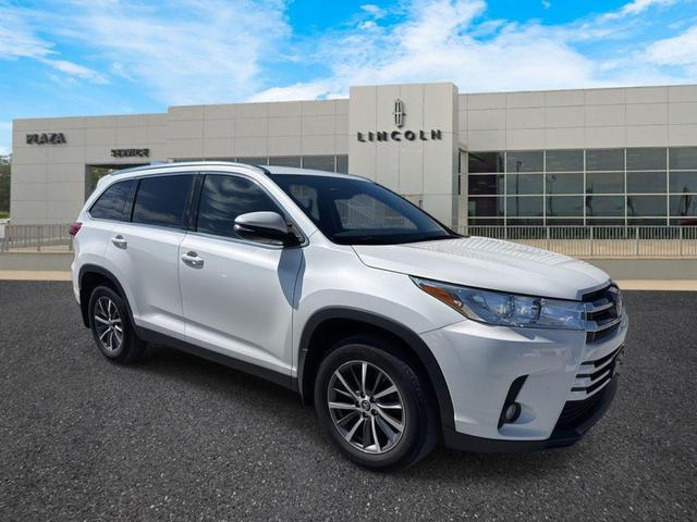 Photo of 2019 Blizzard Pearl Toyota Highlander