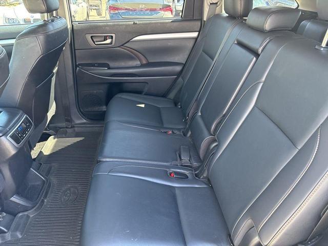 Photo of 2019 Blizzard Pearl Toyota Highlander
