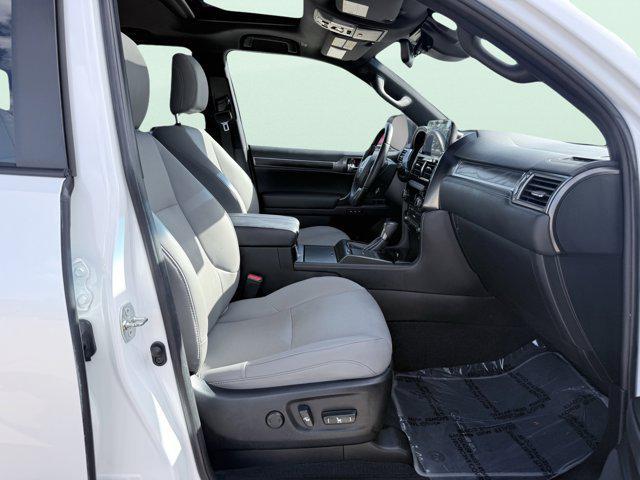 Photo of 2023 Eminent White Pearl Lexus GX 460