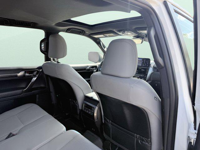Photo of 2023 Eminent White Pearl Lexus GX 460
