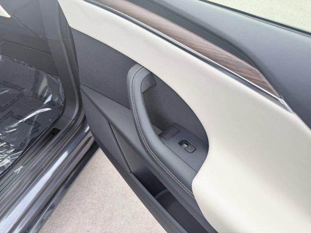Photo of 2023 Midnight Silver Meta Tesla Model X
