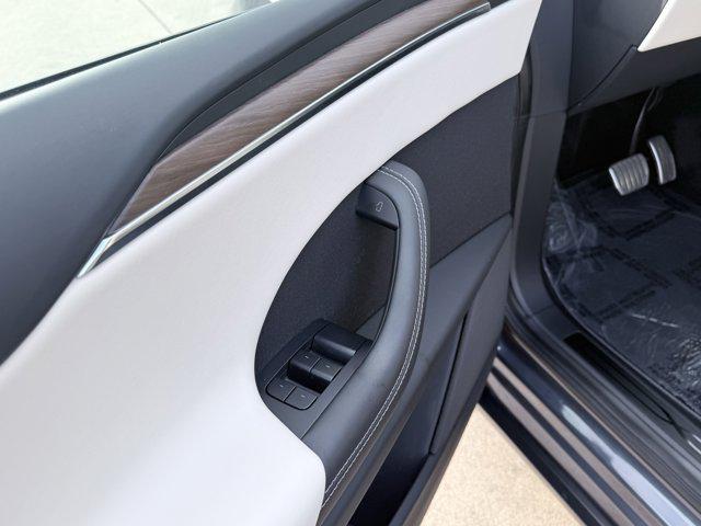 Photo of 2023 Midnight Silver Meta Tesla Model X