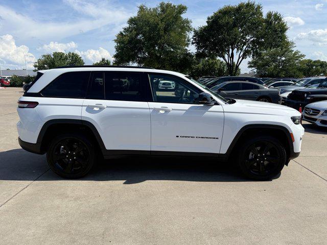 Photo of 2023 Bright White Clearcoat Jeep Grand Cherokee