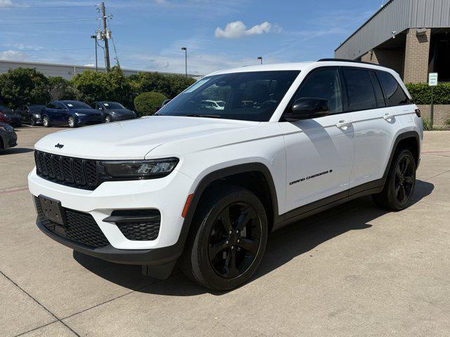 Photo of 2023 Bright White Clearcoat Jeep Grand Cherokee