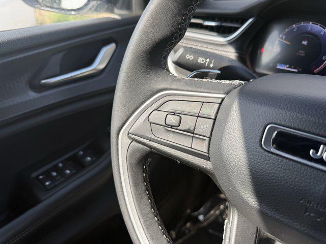 Photo of 2023 Bright White Clearcoat Jeep Grand Cherokee