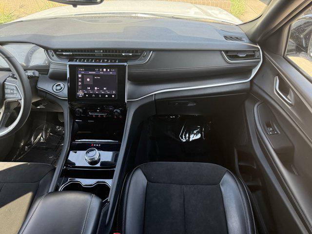 Photo of 2023 Bright White Clearcoat Jeep Grand Cherokee