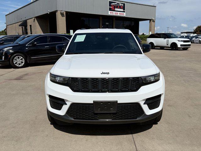 Photo of 2023 Bright White Clearcoat Jeep Grand Cherokee
