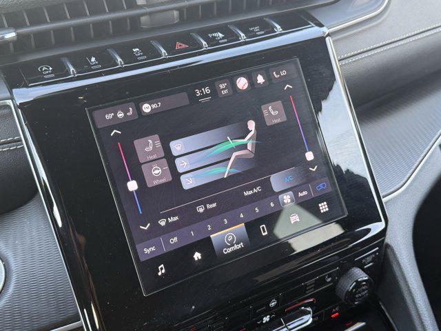 Photo of 2023 Bright White Clearcoat Jeep Grand Cherokee