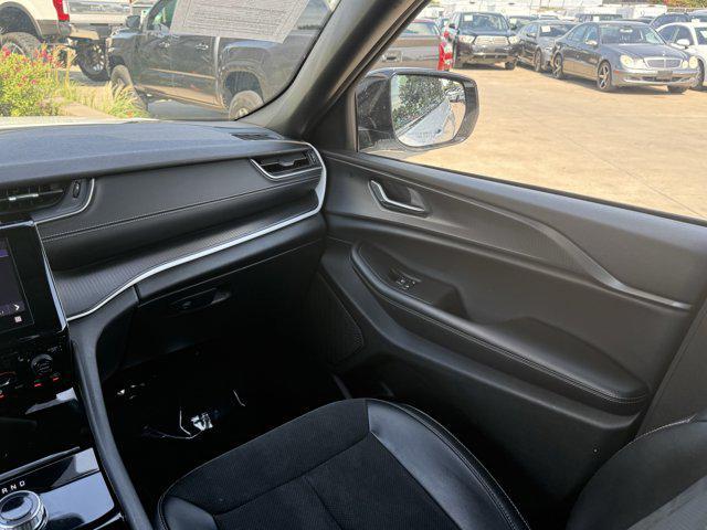 Photo of 2023 Bright White Clearcoat Jeep Grand Cherokee