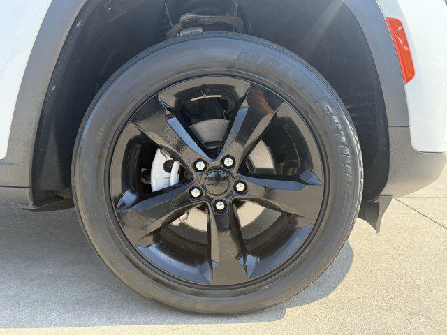 Photo of 2023 Bright White Clearcoat Jeep Grand Cherokee
