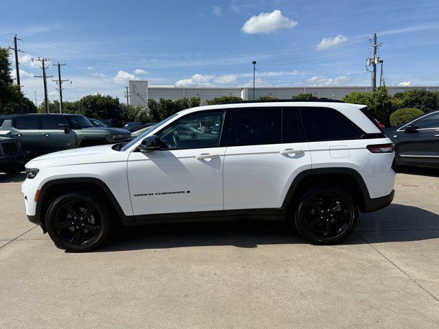 Photo of 2023 Bright White Clearcoat Jeep Grand Cherokee