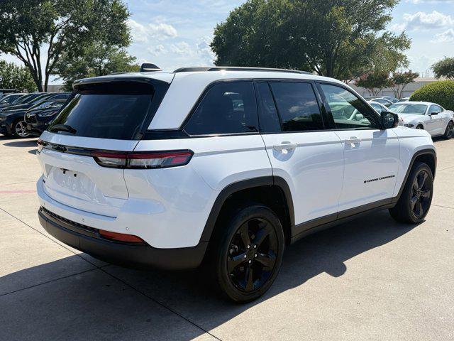 Photo of 2023 Bright White Clearcoat Jeep Grand Cherokee