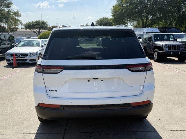 Photo of 2023 Bright White Clearcoat Jeep Grand Cherokee