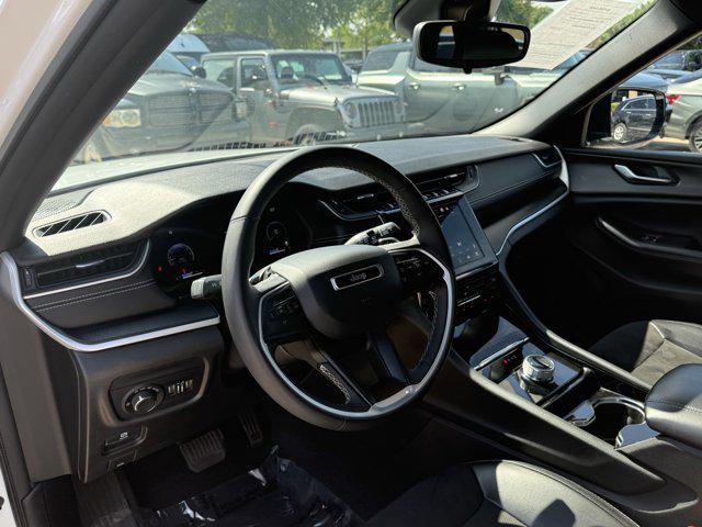 Photo of 2023 Bright White Clearcoat Jeep Grand Cherokee