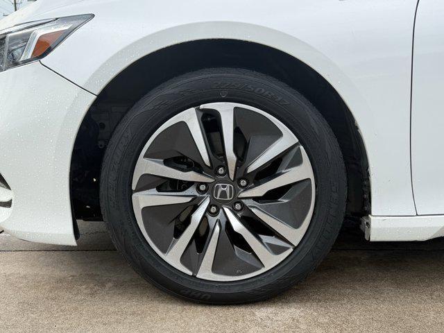 Photo of 2019 Platinum White Pearl Honda Accord Hybrid