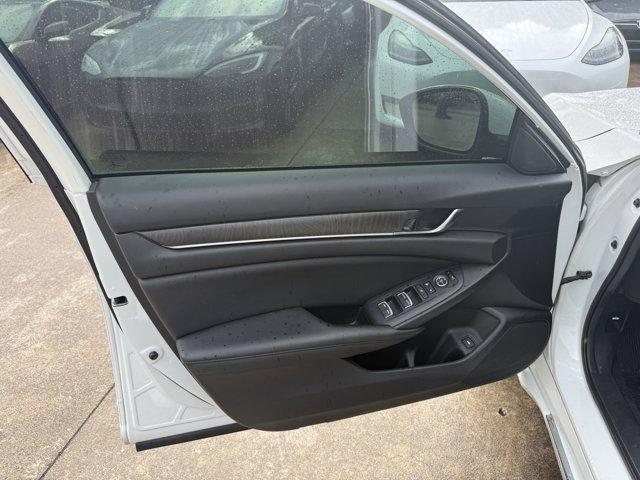 Photo of 2019 Platinum White Pearl Honda Accord Hybrid