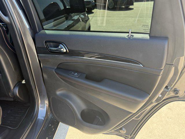 Photo of 2019 Granite Crystal Metallic Clearcoat Jeep Grand Cherokee