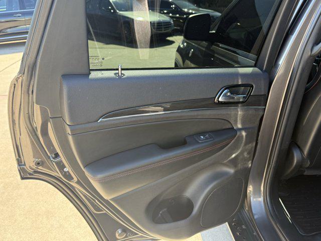 Photo of 2019 Granite Crystal Metallic Clearcoat Jeep Grand Cherokee