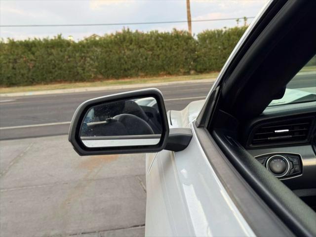 Photo of 2015 Oxford White Ford Mustang