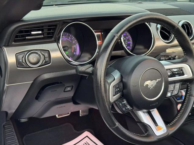 Photo of 2015 Oxford White Ford Mustang