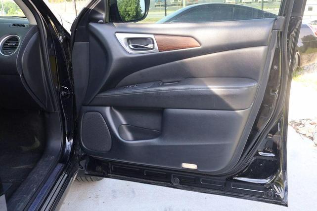 Photo of 2019 Magnetic Black Nissan Pathfinder