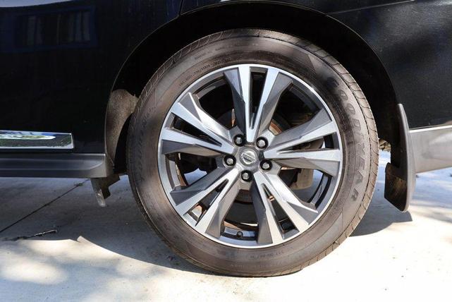 Photo of 2019 Magnetic Black Nissan Pathfinder