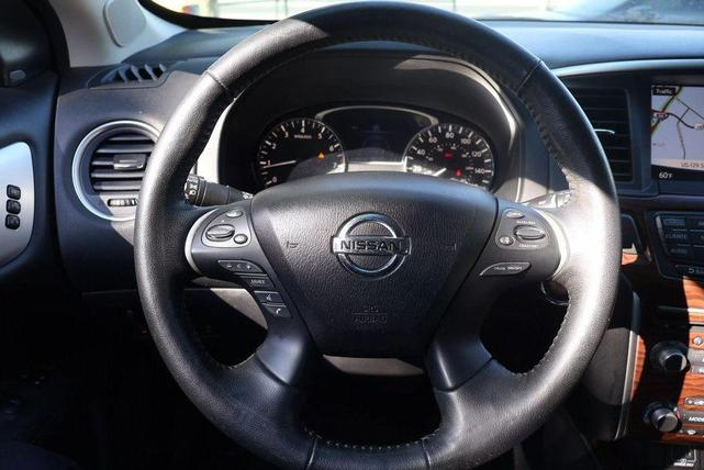Photo of 2019 Magnetic Black Nissan Pathfinder