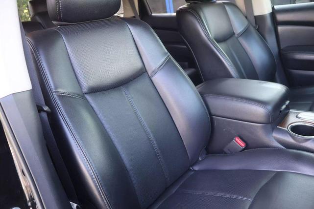 Photo of 2019 Magnetic Black Nissan Pathfinder