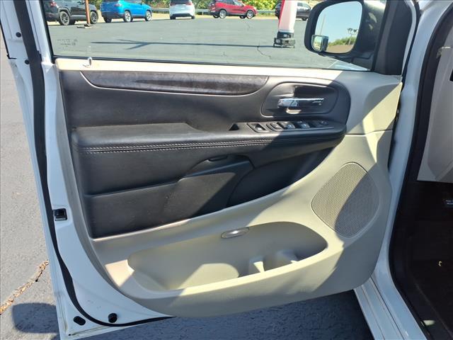 Photo of 2016 Bright White Clearcoat Dodge Grand Caravan