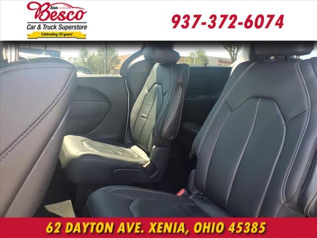 Photo of 2018 Bright White Clearcoat Chrysler Pacifica