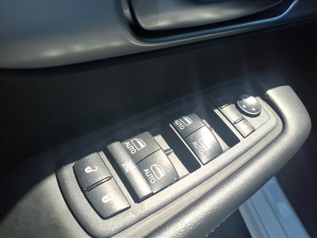 Photo of 2018 Bright White Clearcoat Chrysler Pacifica