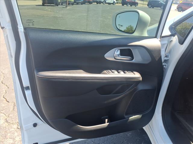 Photo of 2018 Bright White Clearcoat Chrysler Pacifica