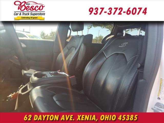 Photo of 2018 Bright White Clearcoat Chrysler Pacifica