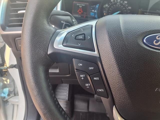 Photo of 2017 White Platinum Metallic Tri-Coat Ford Edge