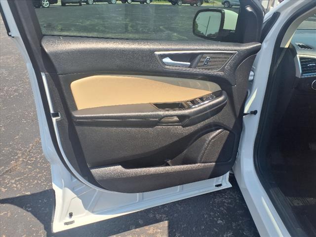 Photo of 2017 White Platinum Metallic Tri-Coat Ford Edge