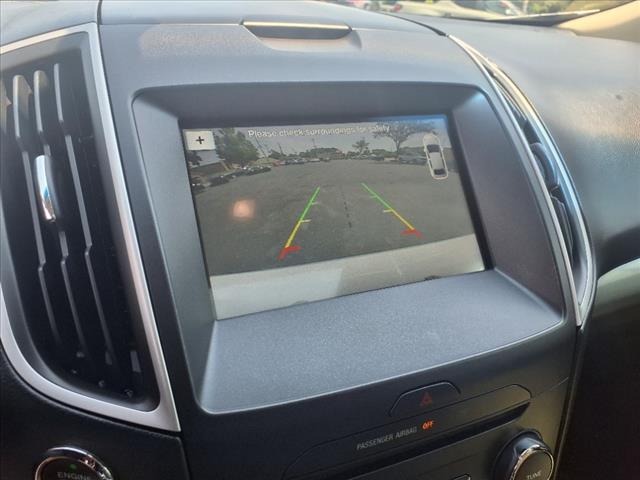 Photo of 2017 White Platinum Metallic Tri-Coat Ford Edge