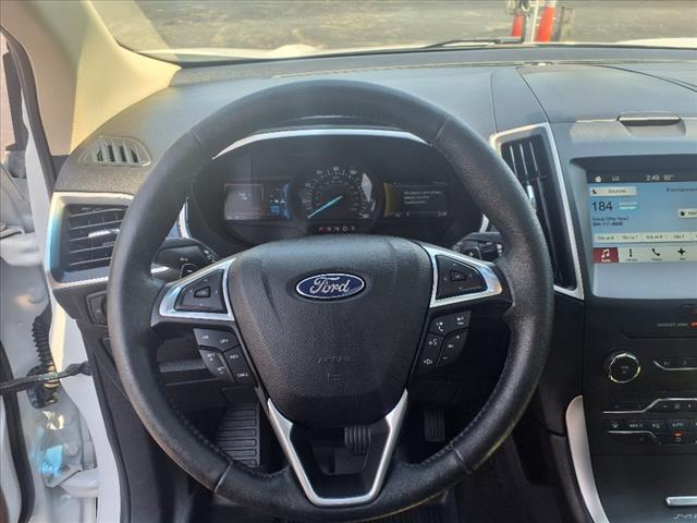 Photo of 2017 White Platinum Metallic Tri-Coat Ford Edge